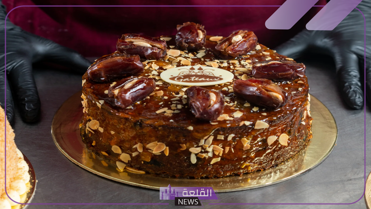 لحلوى لذيذة.. طريقة عمل كيكة التمر بجوز الهند والقشطة