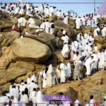 من هنا.. شاهد جبل الرحمة يكتسي بالبياض صباح يوم عرفة