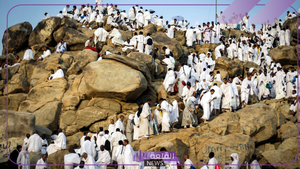 من هنا.. شاهد جبل الرحمة يكتسي بالبياض صباح يوم عرفة
