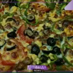 بالطريقة الإيطالية.. طريقة تحضير بيتزا المكرونة بالسوسيس في المنزل