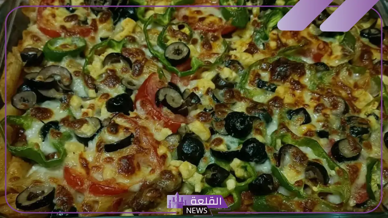 بالطريقة الإيطالية.. طريقة تحضير بيتزا المكرونة بالسوسيس في المنزل