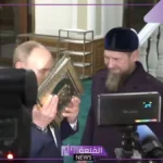 شاهد.. فلاديمير بوتين يُقبل القرآن الكريم ويقدمه هدية لمسجد النبي عيسى 