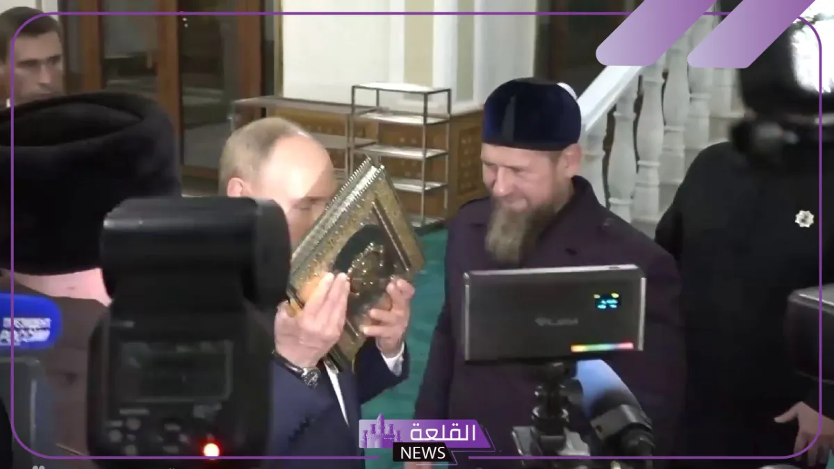 الرئيس الروسي يقبل القرآن الكريم ويهديه لمسجد النبي عيسي