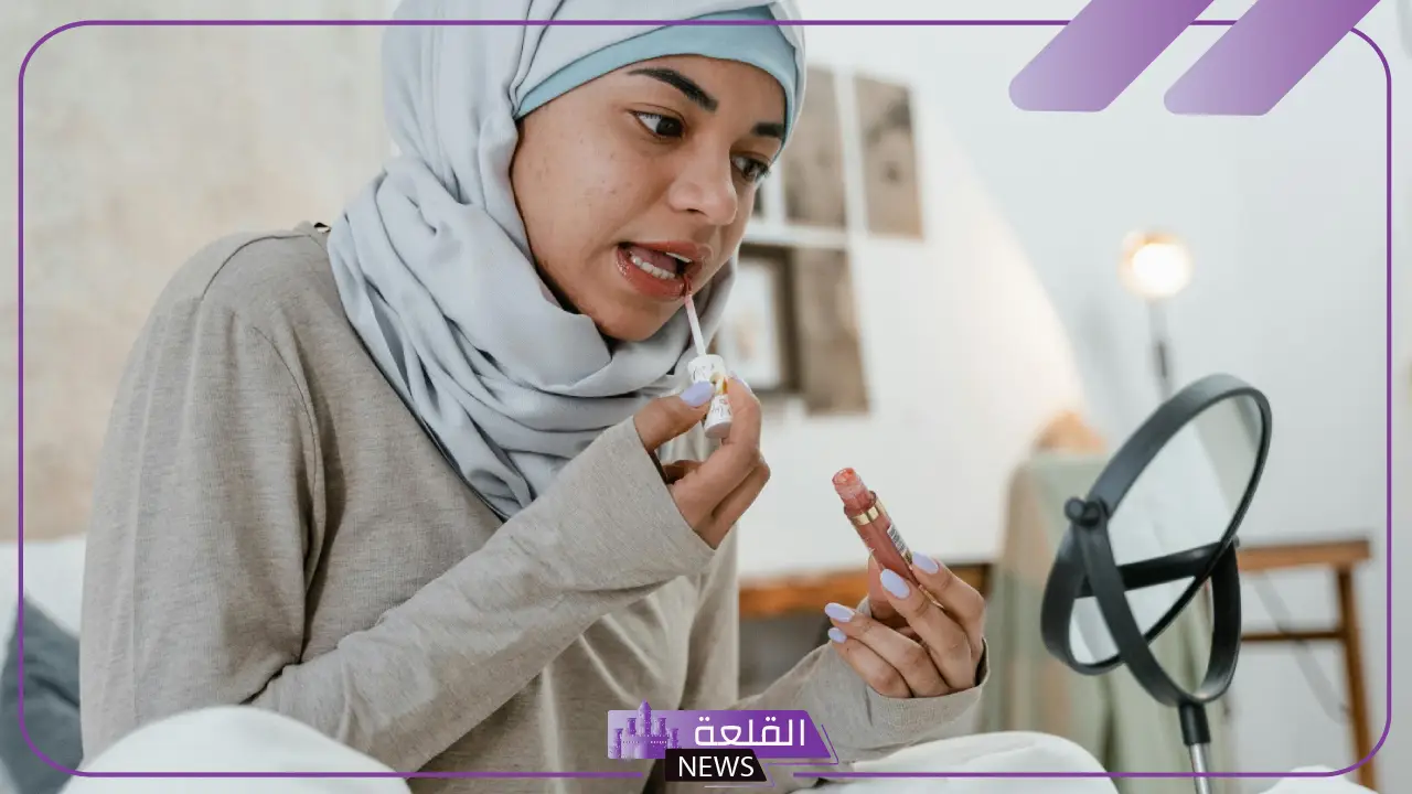 تفسير حلم وضع المكياج للعزباء في المنام لابن سيرين 6 رؤية وضع المكياج امام المرآة في المنام