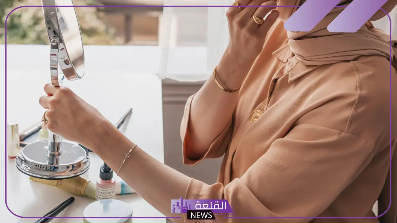 تفسير حلم وضع المكياج للعزباء في المنام لابن سيرين 5 حلم المكياج الخفيف في منام الفتاة البكر