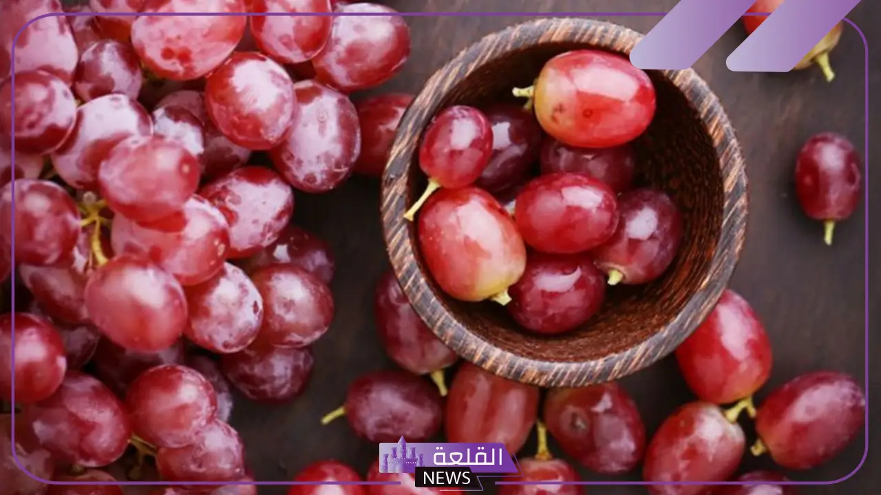 تفسير حلم أكل العنب الاحمر في المنام للعزباء والمتزوجة لابن سيرين 6 العنب في المنام للعزباء