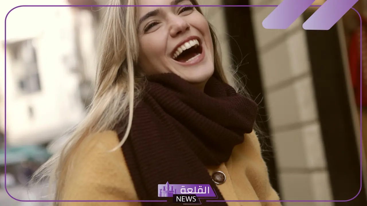 تفسير حلم الضحك بصوت عالي مرتفع في المنام للعزباء للإمام لابن سيرين