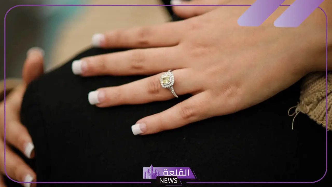 تفسير حلم لبس خاتم ذهب في اليد اليمنى للعزباء في المنام لابن سيرين