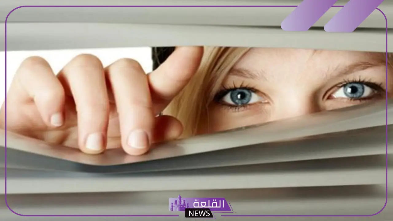 تفسير حلم شخص ينظر اليك من بعيد تعرفه في المنام لابن سيرين 6 الحلم بشخص ينظر لك