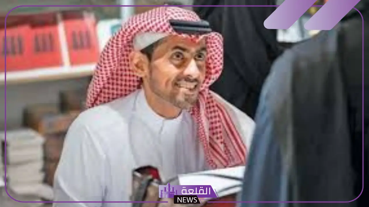 للحصول على توقيعه.. الجماهير تتدافع للحصول على توقيع الكاتب السعودي أسامة المسلم بمعرض الجزائر الدولي