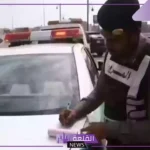 حال النزول أثناء سير المركبات.. غرامة مالية من الأمن العام بقيمة 2000 ريال
