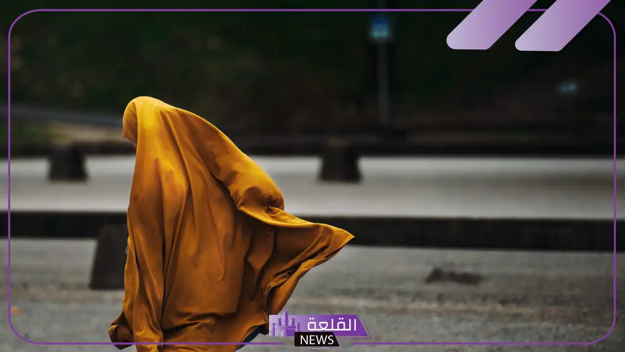تفسير حلم لبس ملابس غير ساترة للمتزوجة في المنام وفقًا لابن سيرين 6 حلم الملابس شبه العارية