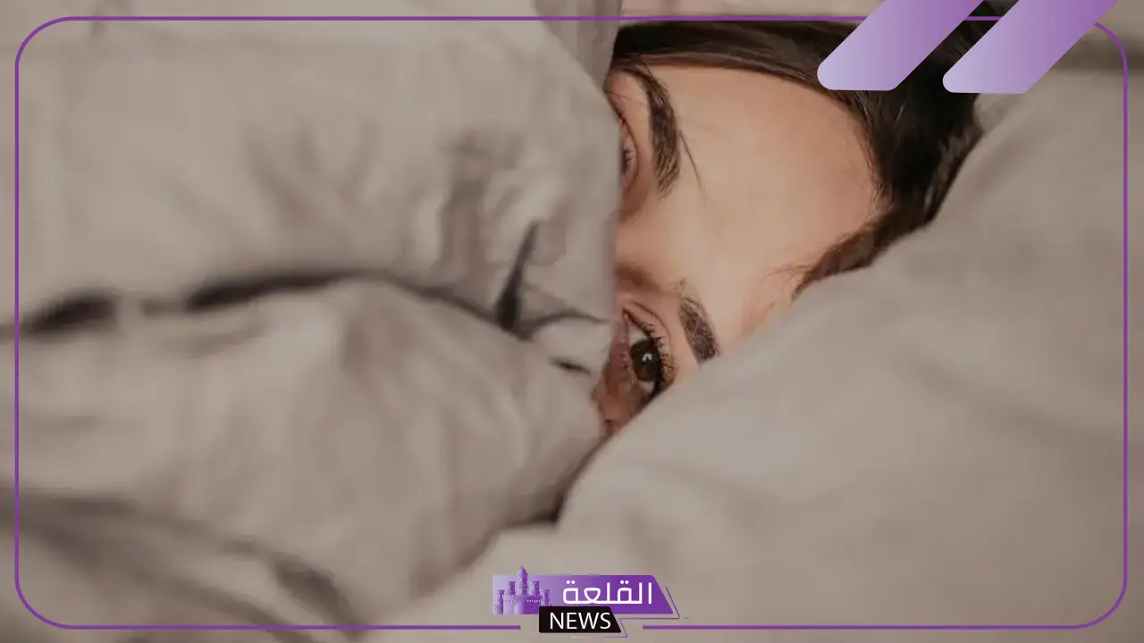 تفسير حلم النوم مع شخص اعرفه في المنام للمرأة المتزوجة والعزباء لابن سيرين 5 النوم مع شخص اعرفه في المنام
