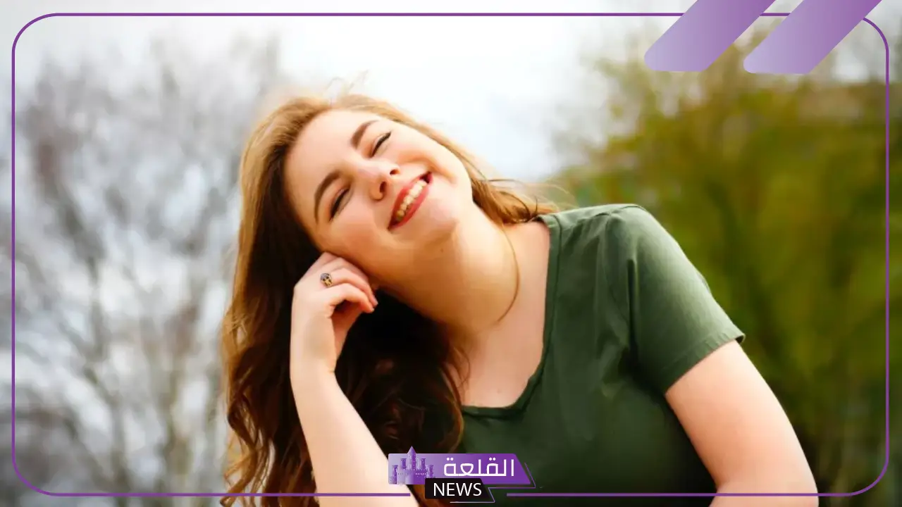 تفسير حلم ابتسامة شخص اعرفه لي في المنام للعزباء لابن سيرين