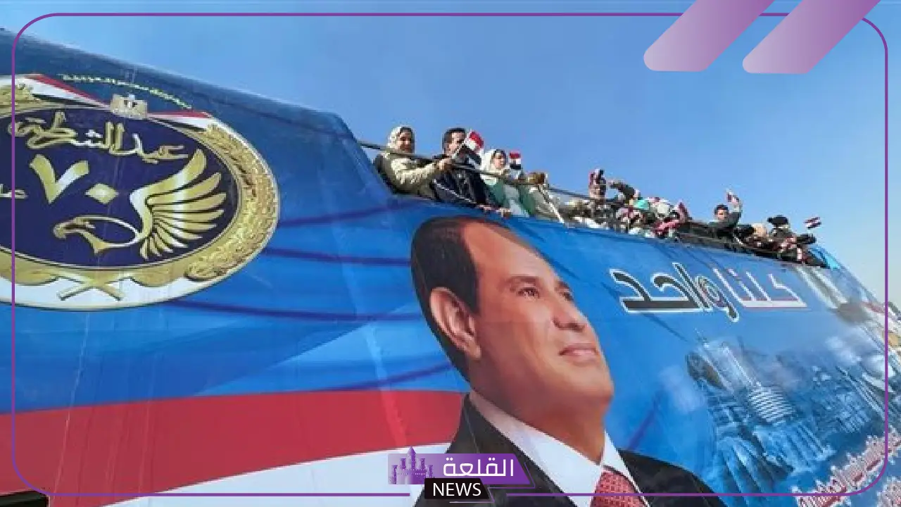 احتفالًا بذكرى عيد الشرطة.. وزارة الداخلية توزع الهدايا على المواطنين بشوارع مصر
