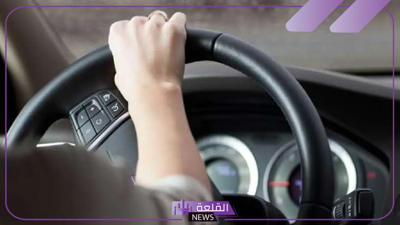 هل قيادة السيارة بيد واحدة من المخالفات؟ تعرف على إجابة خبير قانوني 5 قيادة السيارة بيد واحدة.. الإجابة القانونية على التساؤلات الشائعة