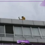شاهد.. هشام جوجل المتهم بابتزاز خطيبته على فيس بوك يقفز من أعلى محكمة الفيوم