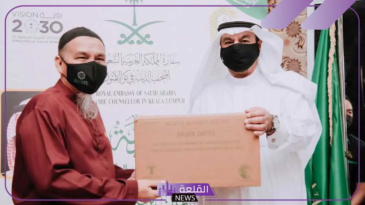 بموافقة خادم الحرمين الشريفين.. البدء بتنفيذ برنامج هدية خادم الحرمين لتوزيع التمور في 102 دولة بموافقة خادم الحرمين الشريفين.. البدء بتنفيذ برنامج هدية خادم الحرمين لتوزيع التمور في 102 دولة
