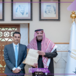 شاهد.. فيصل بن سلمان يحصل على وثيقة تاريخية تعود للملك عبد العزيز منذ قرن