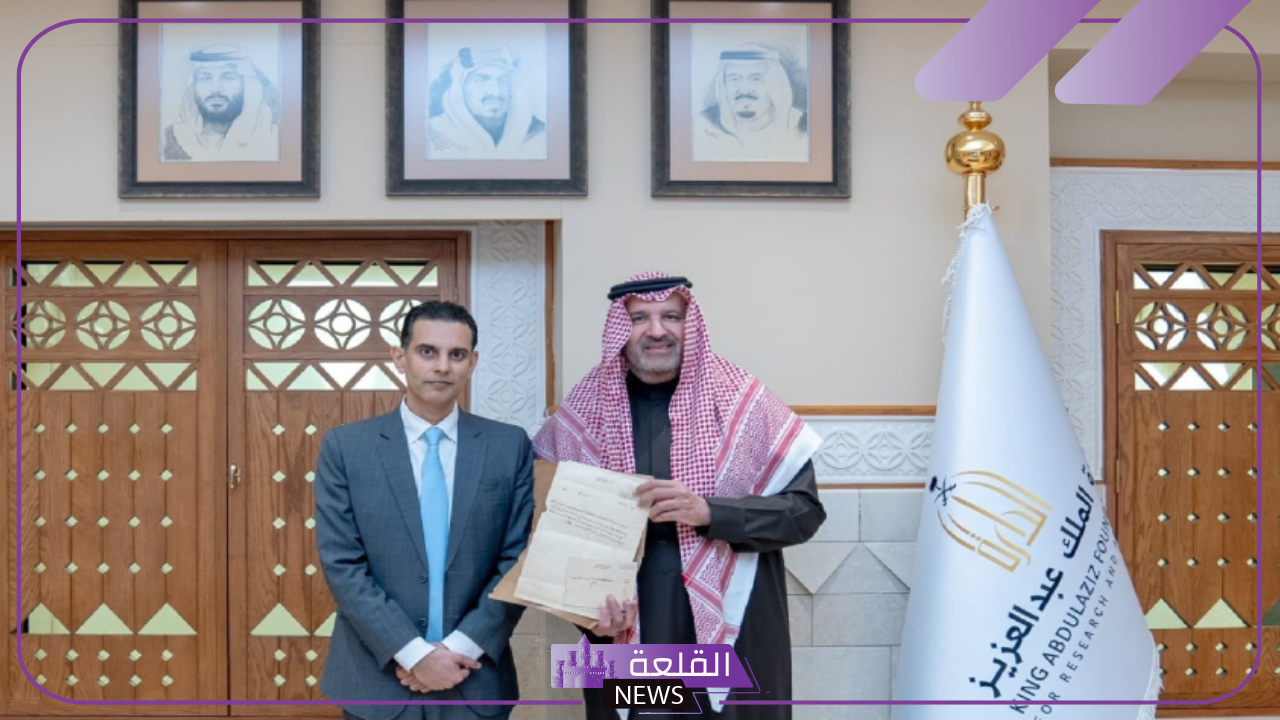 شاهد.. فيصل بن سلمان يحصل على وثيقة تاريخية تعود للملك عبد العزيز منذ قرن