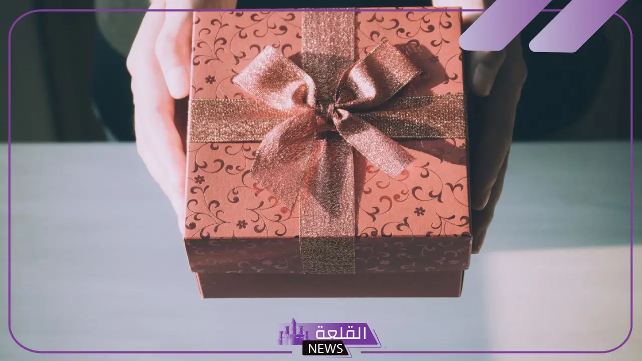 تفسير حلم رؤيا الهدية في المنام لكبار العلماء والمفسرين 5 معنى رؤية الهدية في المنام للعزباء