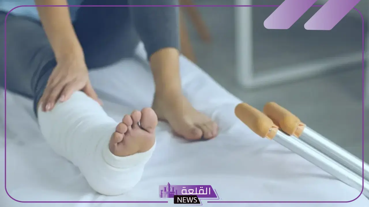 تفسير حلم كسر الرجل في المنام والجبيرة للعزباء لابن سيرين