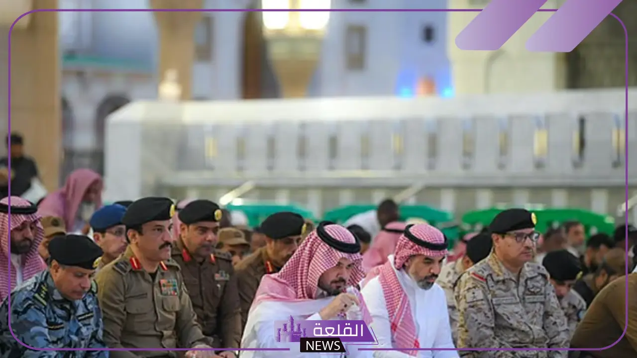 شاهد.. سلمان بن سلطان في إفطار جماعي مع رجال الأمن بساحة المسجد النبوي الشريف