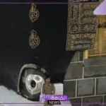 من اول من استلم الحجر الاسود من الائمه؟