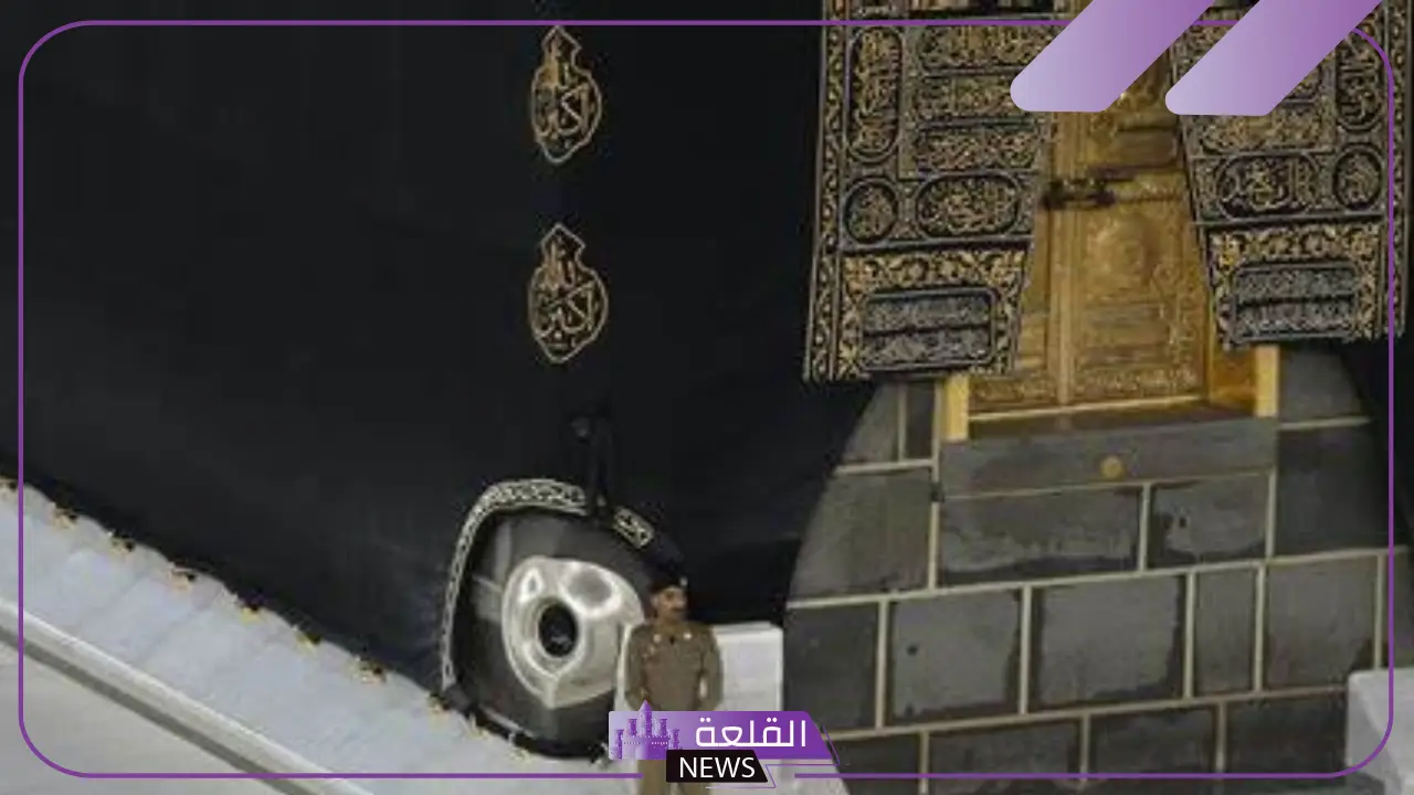من اول من استلم الحجر الاسود من الائمه؟