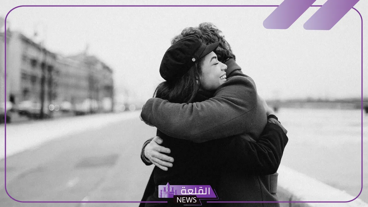 تفسير حلم حضن من الخلف في المنام للرجل والمرأة لابن سيرين