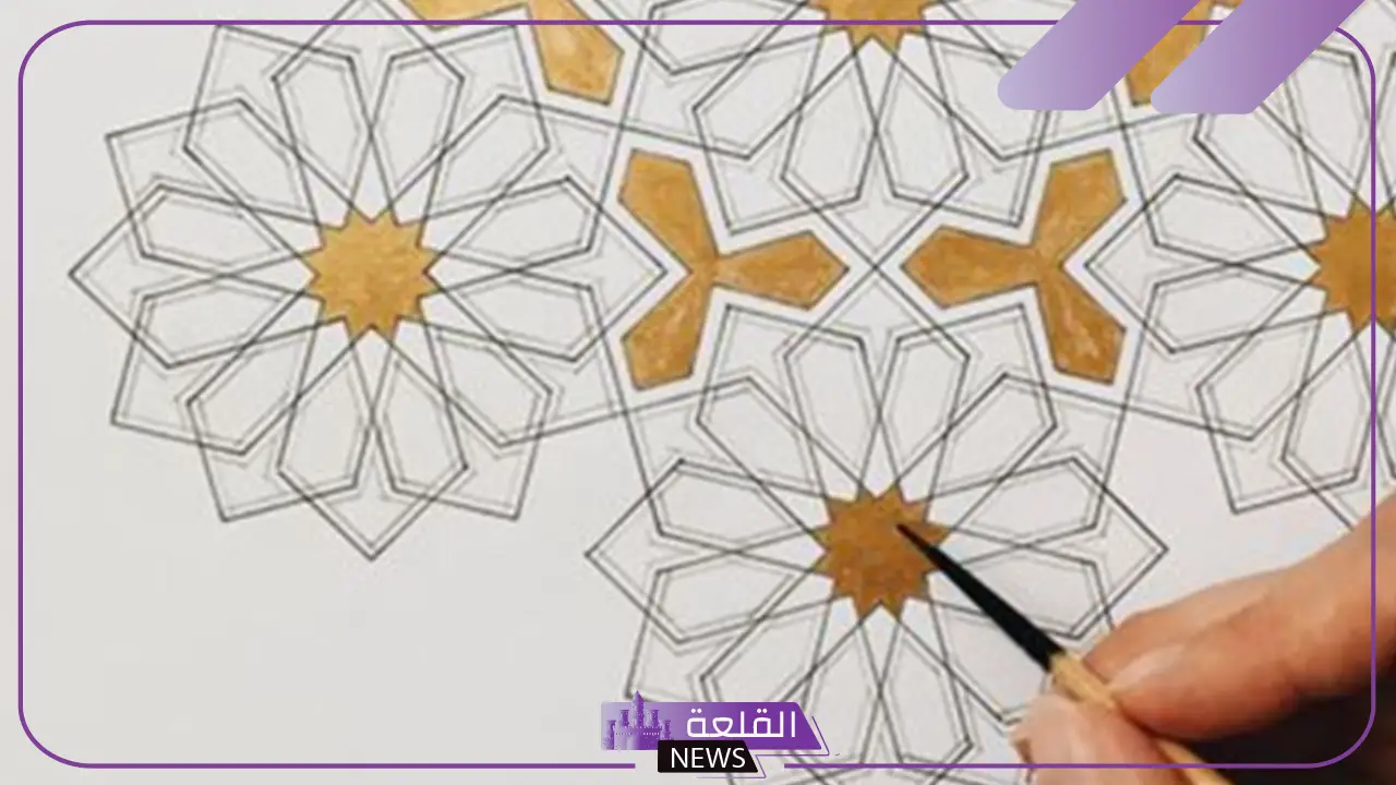 من القواعد والأسس في الزخرفة الإسلامية هي: