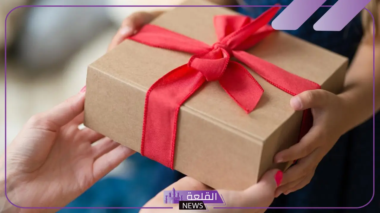 تفسير حلم الهدية في المنام للمتزوجة والعزباء لابن سيرين 5 تفسير حلم الهدية من شخص معروف للعزباء