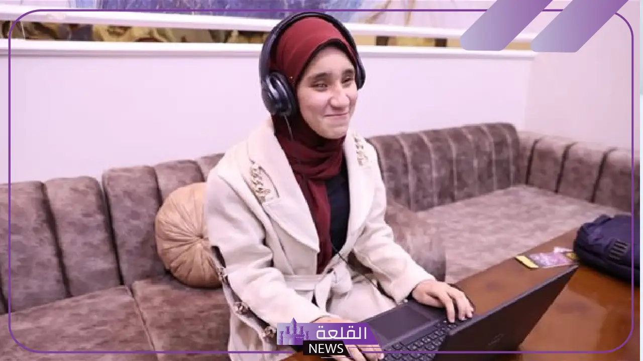 استجابة لطلبها الخاص.. الاتصالات تقوم بتسليم جهاز لاب توب لطالبة كفيفة