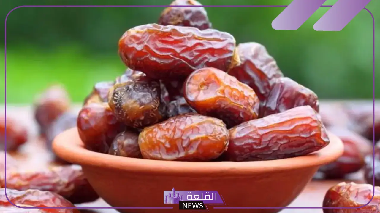 تفسير حلم التمر للعزباء والحامل والمتزوجة في المنام وأخذه لابن سيرين 5 رؤية التمر الأسود في المنام للعزباء
