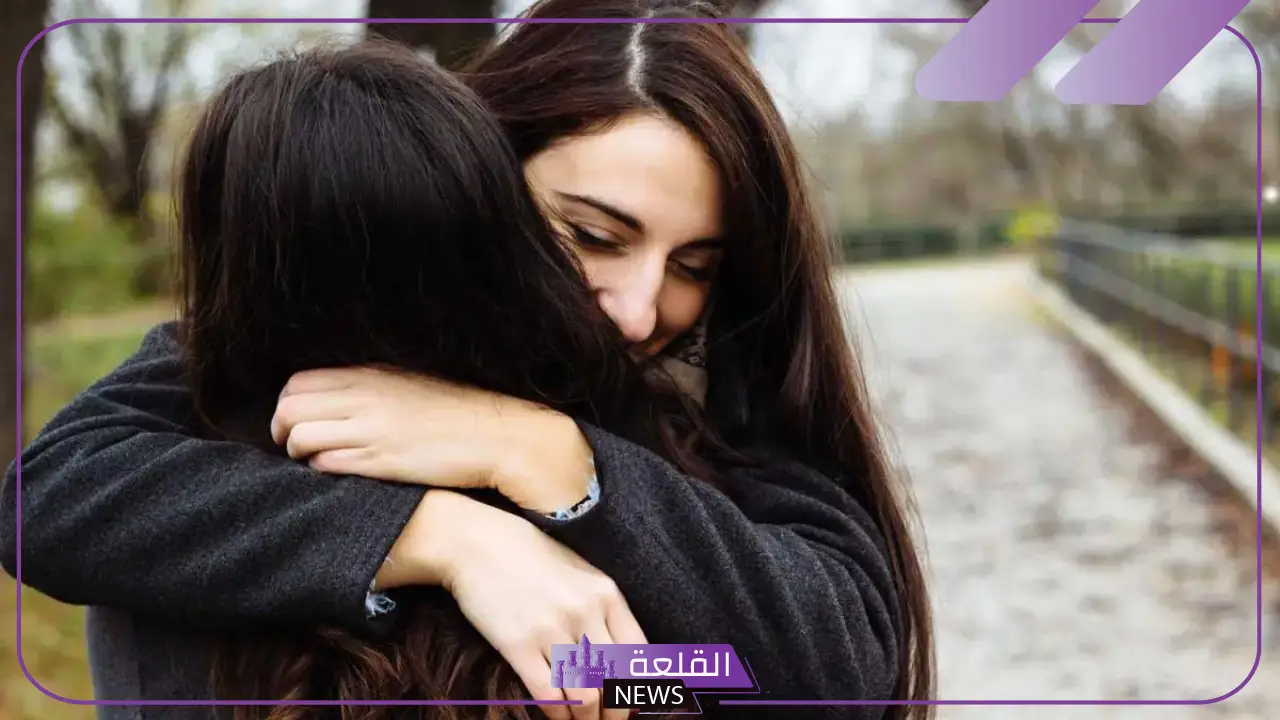 تفسير حلم حضن من الخلف في المنام للمرأة الحامل والمتزوجة لابن سيرين
