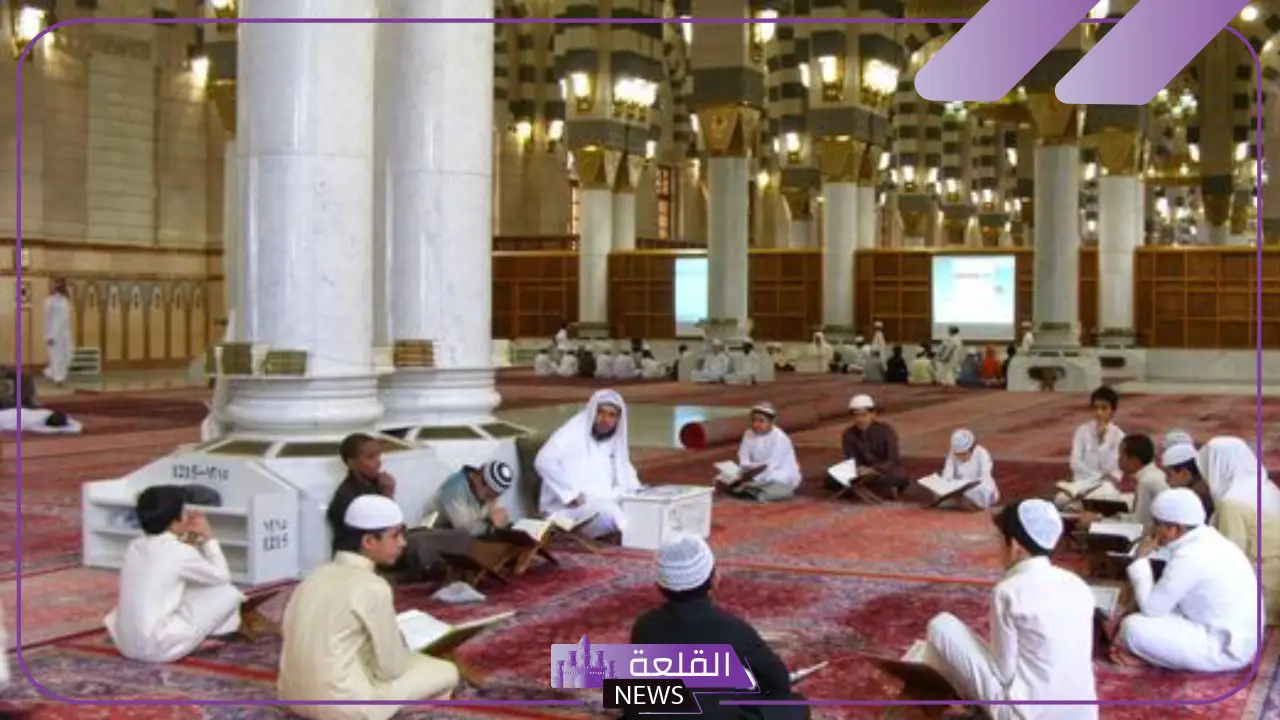 تفسير رؤية مجلس الرجال في المنام للرجل الأعزب لابن سيرين