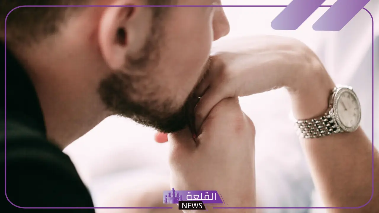 تفسير القبلة من الفم في المنام للعزباء والمتزوجة من شخص معروف