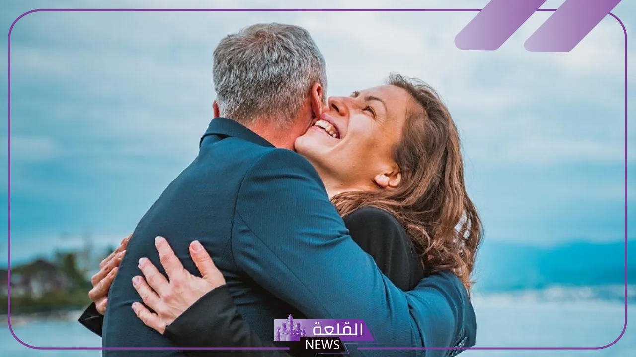 تفسير حلم حضن شخص تحبه في المنام بعيد عنك للعزباء
