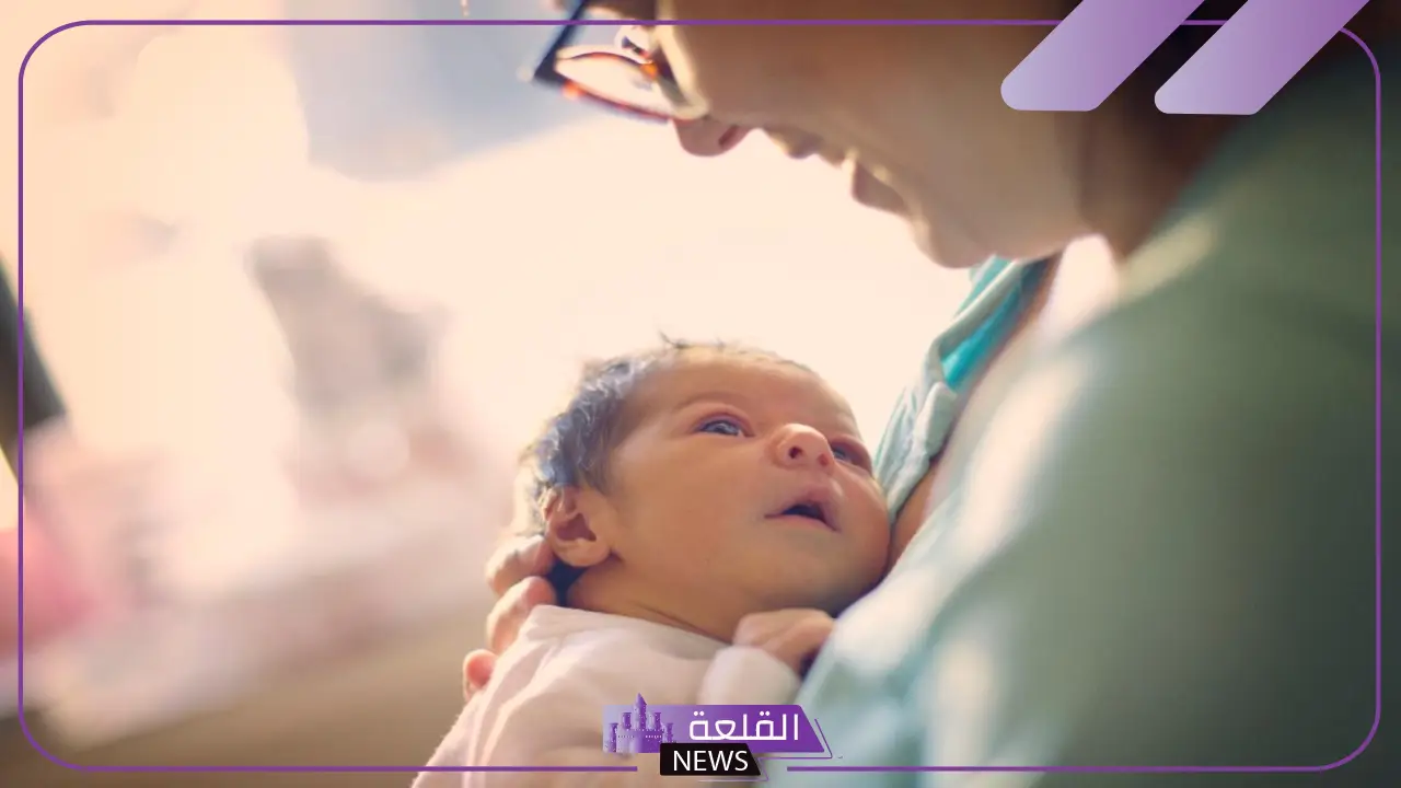 تفسير رؤية حمل الطفل الذكر في المنام للعزباء والمتزوجة 