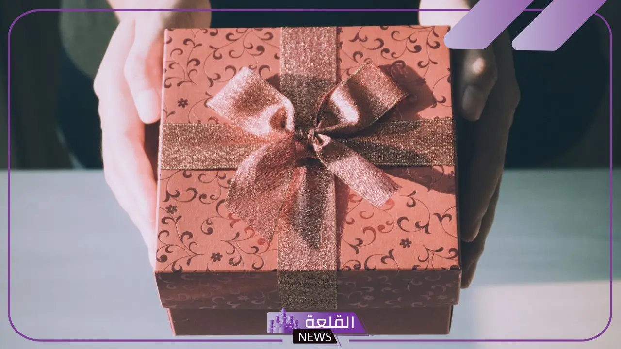 تفسير حلم رؤية الهدايا في المنام للمتزوجة والعزباء لابن سيرين 5 تفسير رؤية الهدايا في المنام للعزباء